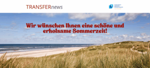 Küstenlandschaft mit Strand, Meer und Dünen unter blauem Himmel. Friedliche Sommerstimmung.