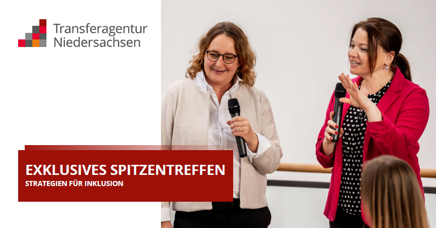 Zwei Personen diskutieren mit Mikrofonen bei einer Inklusionsveranstaltung der Transferagentur Niedersachsen.